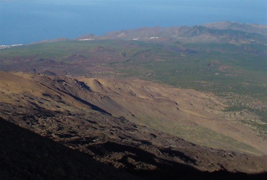 Vista de Roques Blancos desde el Pico del Teide. Tras Roques Blancos se observan los conos monogenéticos de la Dorsal Noroeste de Tenerife y, al fondo, el macizo antiguo de Teno.