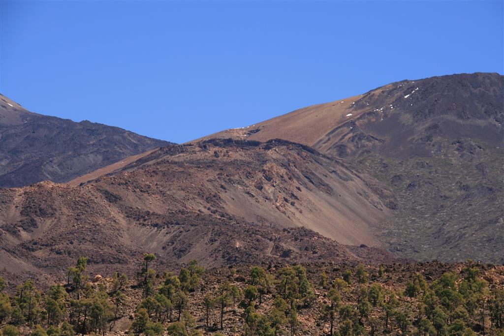 Vista de los centros de emisión de Roques Blancos al pie de Pico Viejo.
