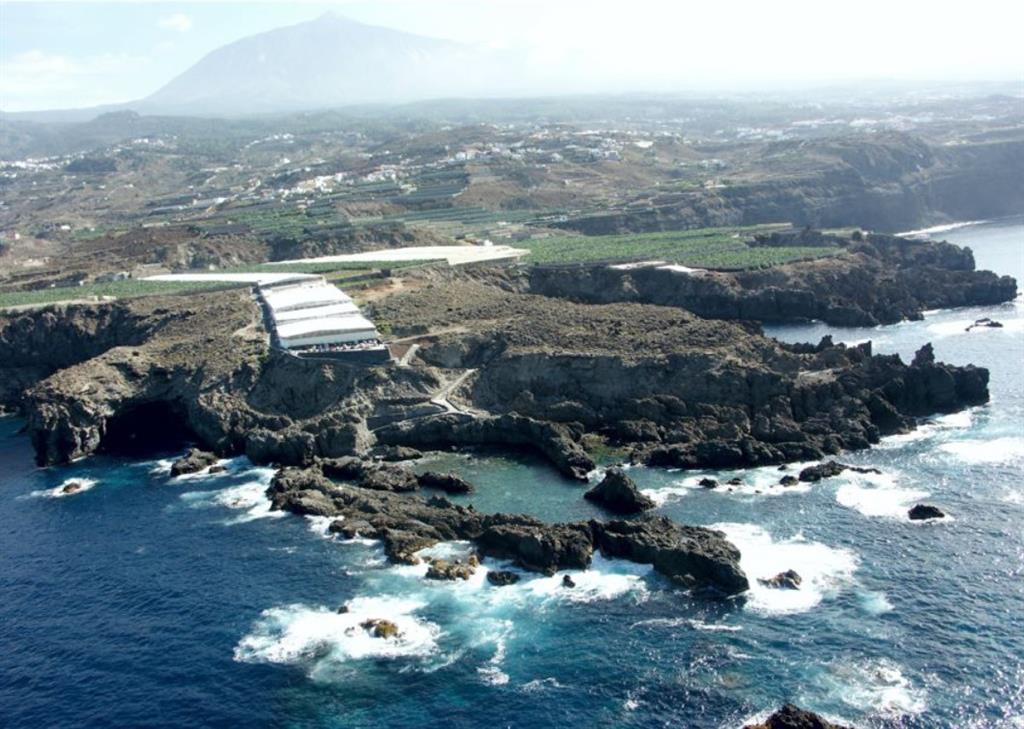 Vista aérea del Charco del Viento en La Guancha y acantilados de la colada de Montaña Abejera