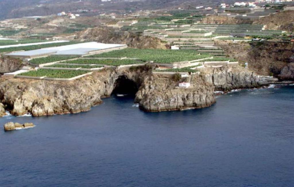 Cueva de erosión litoral en la Punta de la Mesana
