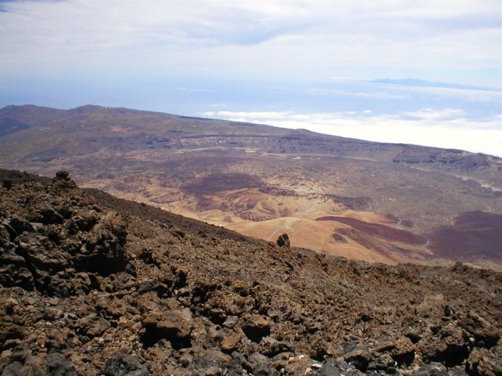 Vista de Montaña Blanca desde el Pico del Teide. Se observa como sus lavas rellenan la caldera de Las Cañadas, cuya pared se sitúa al fondo.