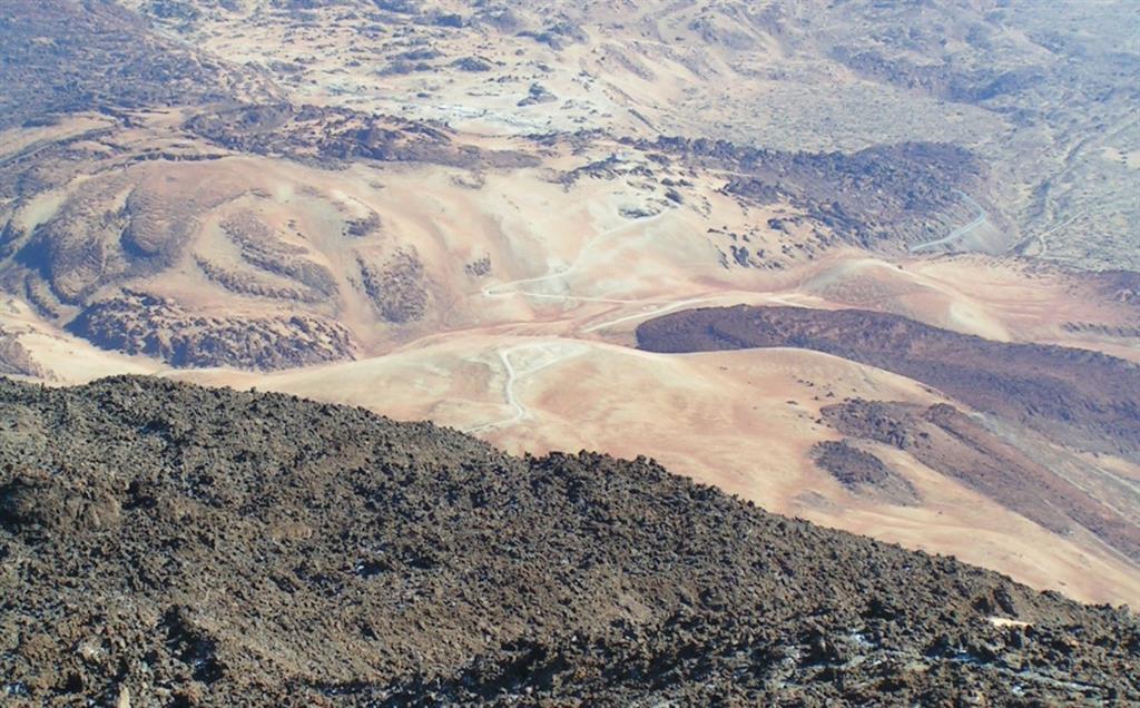 Cumulodomo (a la izquierda) y depósitos de pómez (color beig) y lavas (marrones) de Montaña Blanca. A la derecha se puede observar la alineación de varios centros de emisión.