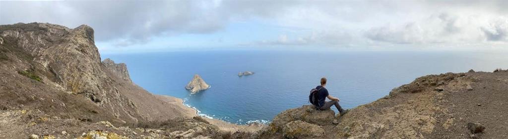 Panorámica de los Roques de Anaga con el tómbolo, desde la cima de Montaña Tafada en el extremo de la Península de Anaga