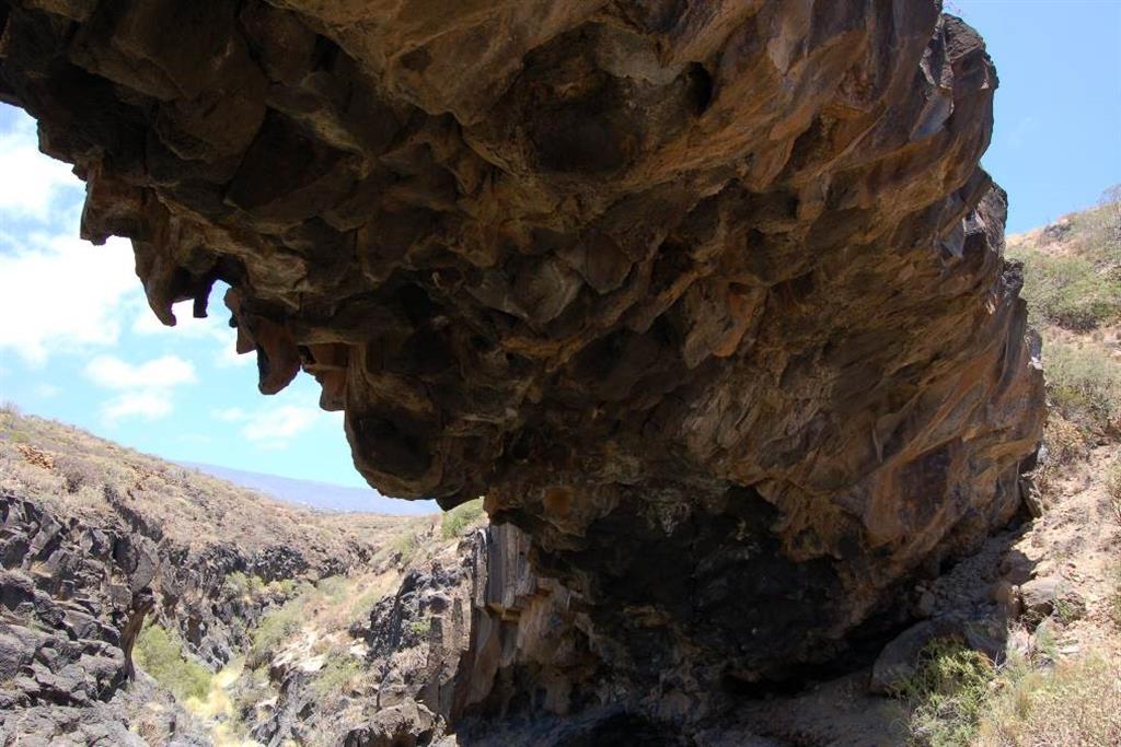 Vista inferior del arco desarrollado en la zona masiva interna fracturada de la colada de lava intra-canyon