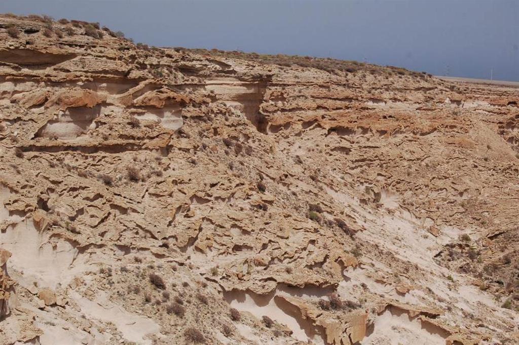 Paisaje ruiniforme originado por el endurecimiento y erosión diferencial de la matriz cinerítica de la Ignimbrita de Granadilla en la margen izquierda del Barranco del Hoyo Hondo. En este punto la ignimbrita alcanza su pesor máximo observado (30 m).