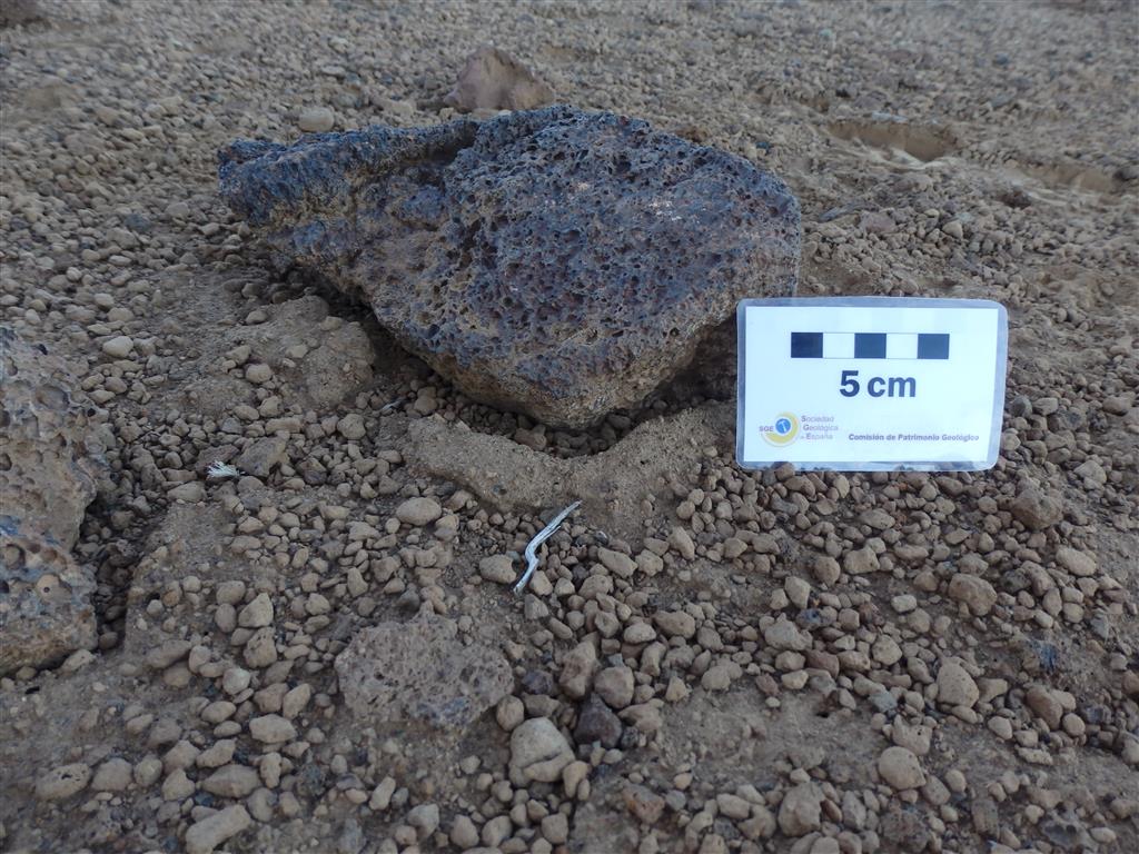 Cantos elevados y suelos poligonales con bordes de cantos de pómez. Llano de Maja