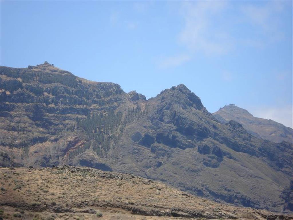 Vista del LIG desde el oeste: a la derecha se observan las coladas del Edificio Antiguo Superior buzando hacia el oeste, en el medio de la foto la discordancia (buzando hacia el este: izquierda en la foto) con la secuencia volcanoclástica tapizándola, y a la izquierda las coladas horizontales del Edificio Reciente