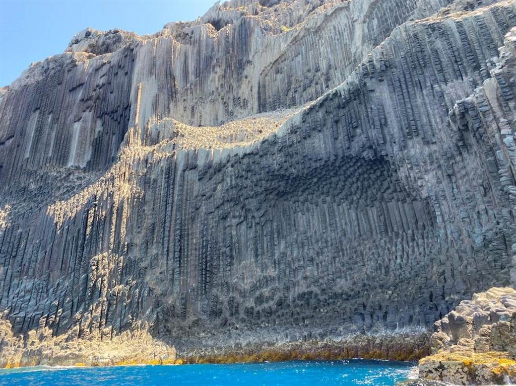 Espectacular perspectiva de la erosión sobre las estructuras de disyunción columnar en los acantilados de Los Órganos