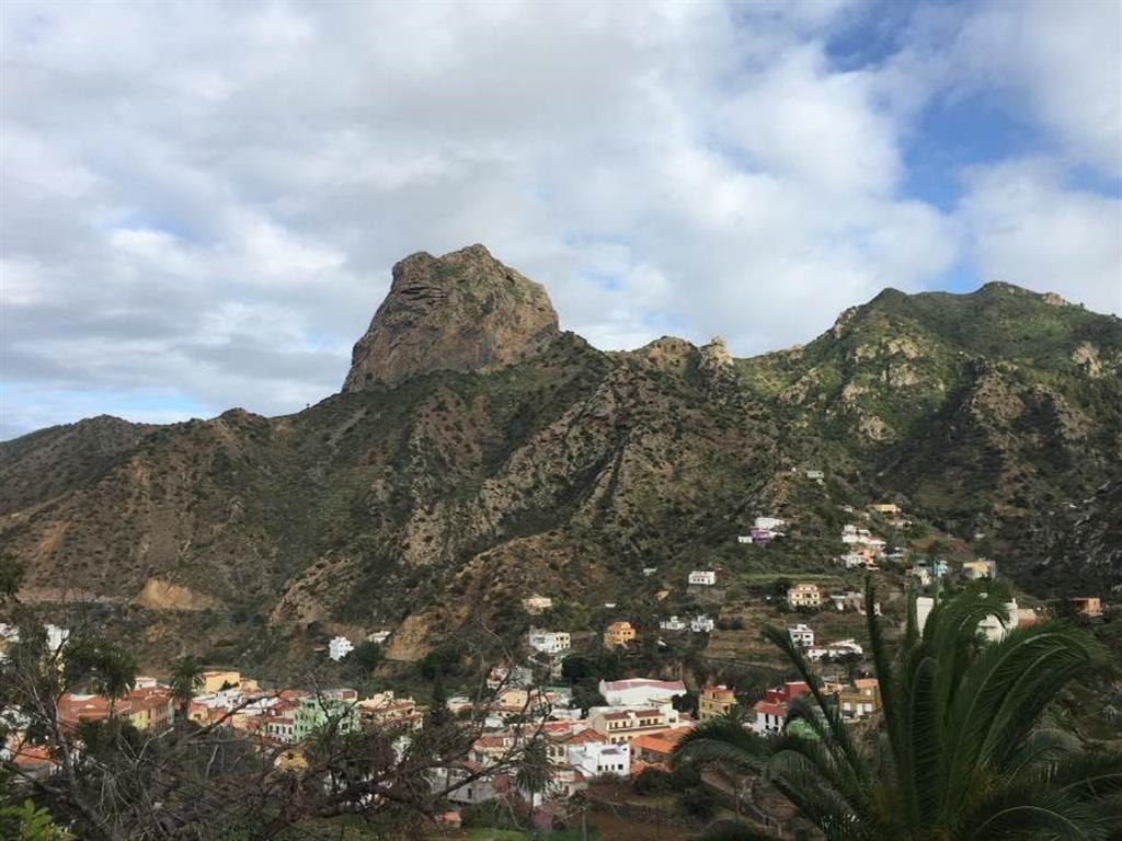 El Roque Cano sobre Vallehermoso