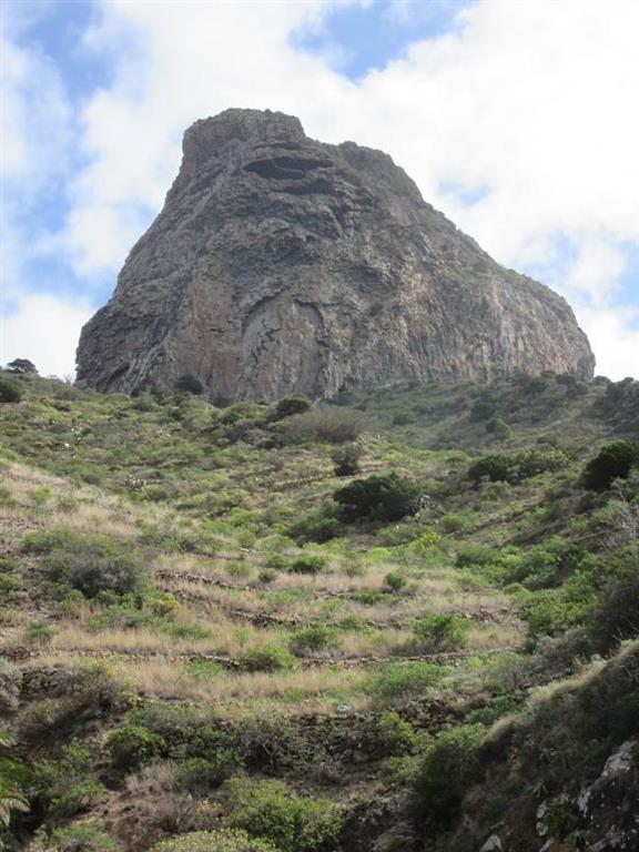 Vista de la estructura y disyunciones del domo del Roque Cano