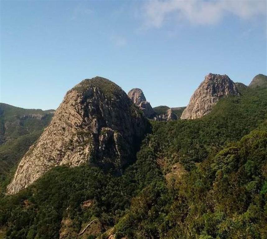 Vista general del conjunto de Los Roques: destacan en primer plano a la izquierda el Roque de Ojila, tras él el Roque de Agando, y a la derecha el Roque de la Zarcita