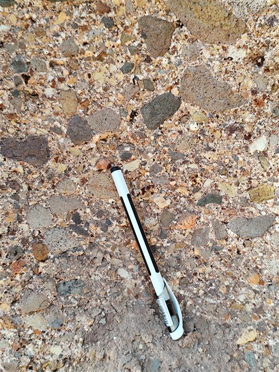 Detalle de las rocas pisoclásticas del anillo del maar de Laguna Grande. J. Vegas, 2025.