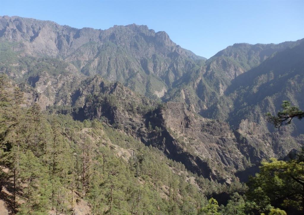 Caldera de Taburiente vista desde el interior, en el camino desde el sendero de Brecitos a la Playa de Taburiente. En primer plano están algunos de los roques centrales (de origen sedimentario y piroclástico)