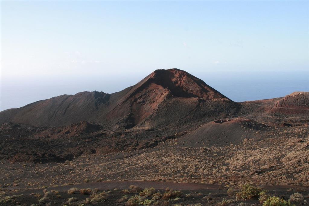 El conjunto eruptivo principal del Teneguía y el pequeño conelete de escorias aislado situado en su sector septentrional