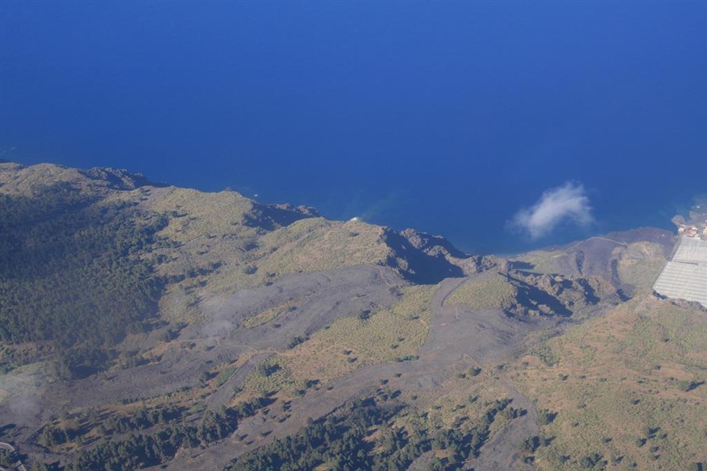 Las coladas de lava procedentes de las fisuras efusivas orientadas NW-SE se derramaron ladera abajo en múltiples brazos independientes