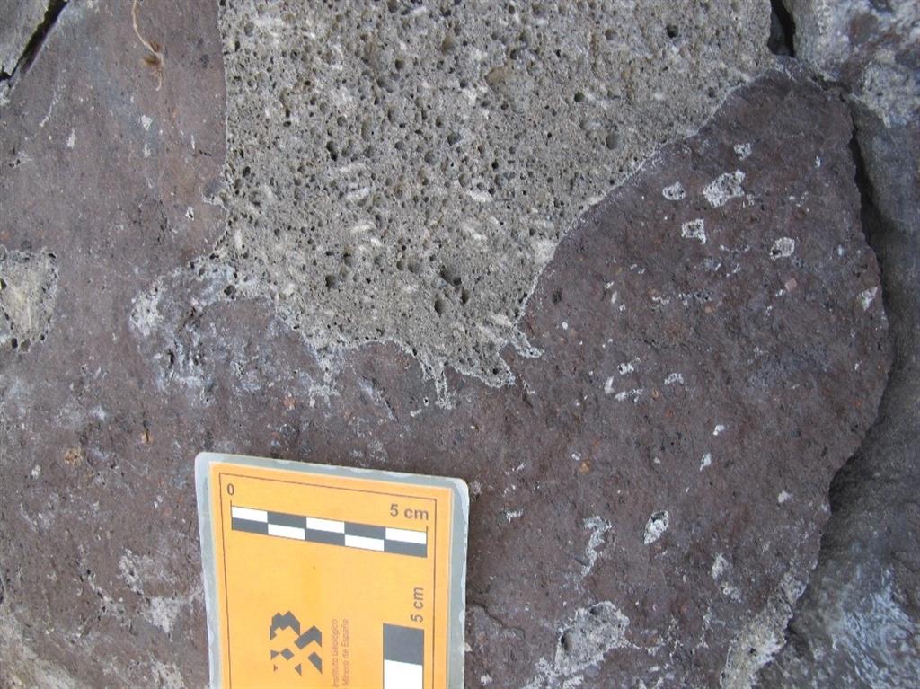 Materiales fonoliticos englobados en los basaltos de la erupción de 1585