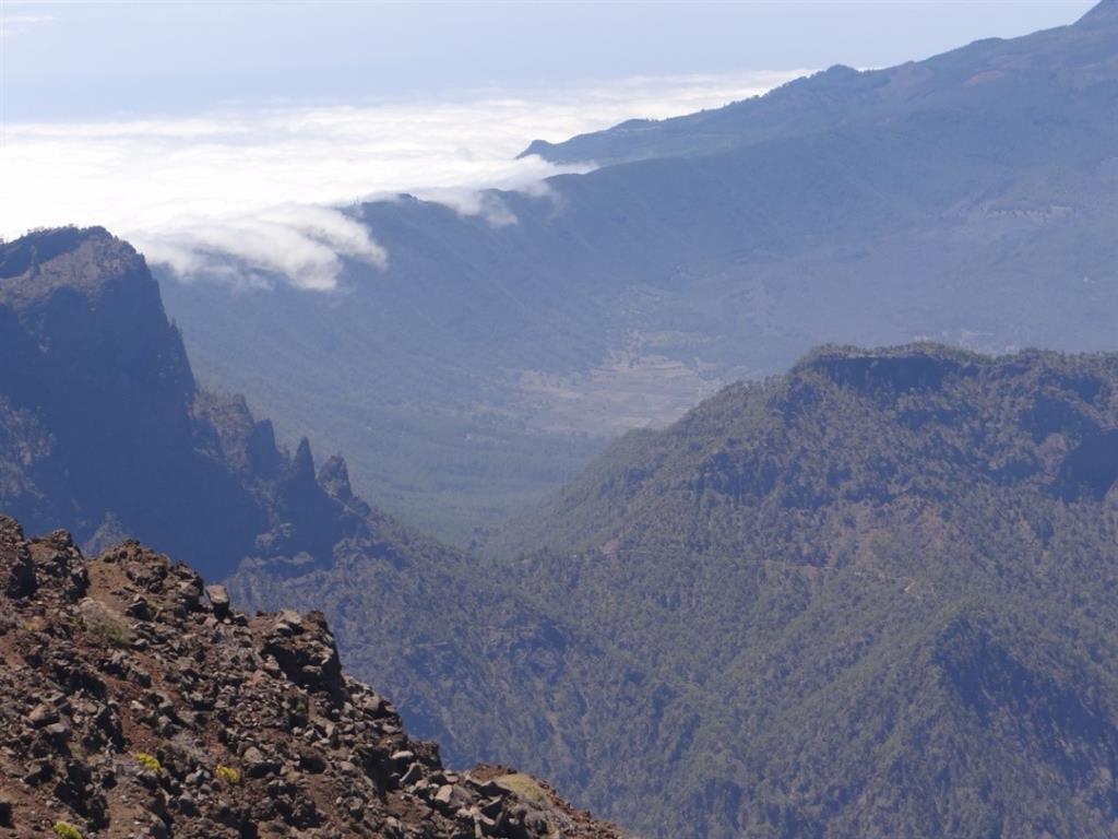 Arco del megadeslizamiento de Cumbre Nueva al fondo. En primer plano el mirador de La Cumbrecita y el barranco de Tenisque, que es un valle colgado que separa El Bejenado (dcha) del circo de la Caldera (izda). Foto tomada desde el borde de la Caldera de Taburiente