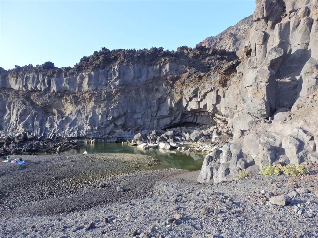 Charcón de la playa Echentive desarrollado entre el escarpe del frente de lavas y el cierre de la playa de cantos.