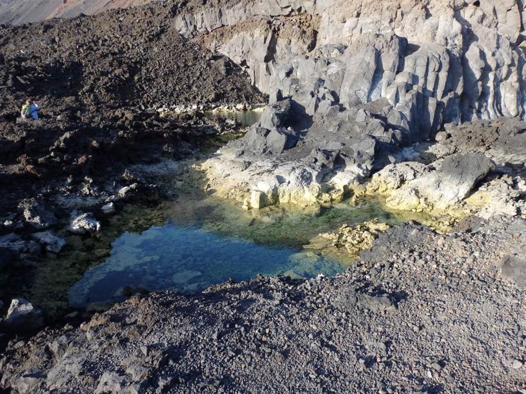 Beach-rock de los charcones de Echantive en el borde lacustre, con el color claro típico de la cementación por carbonatos.