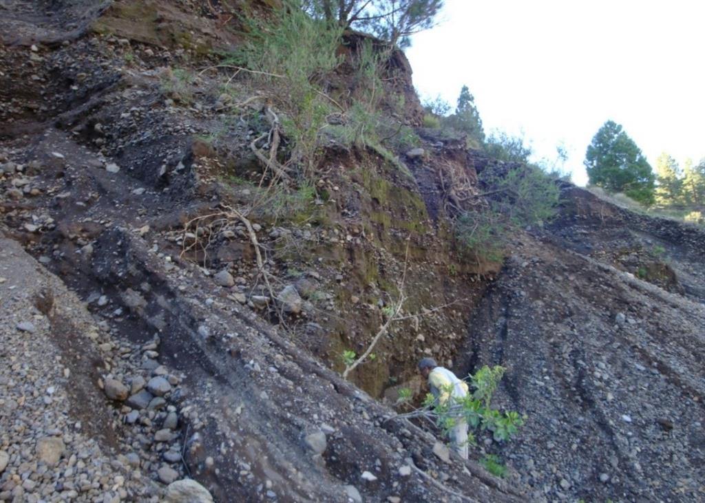 Talud de la gravera abandonada de Las Rosas con procesos de erosión activos tomada en el año 2012. Intercalación de capas e conglomerados y de limos y arcillas lacustres. Paleocaldera de Cumbre Nueva