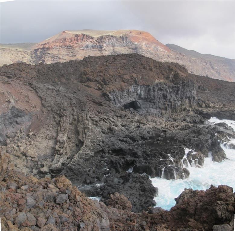 La intensa erosión marina de este sector de la isla de El Hierro ha dejado al descubierto los rasgos estructurales de este pequeño delta lávico formado en las lavas de la erupción de Lomo Negro.