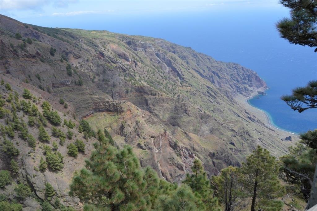 Vista del deslizamiento de Las Playas, desde el Norte. Se aprecia la superposición de los tres edificios volcánicos: Edificio Tiñor, Edificio El Golfo-Las Playas y Dorsal Nororiental.