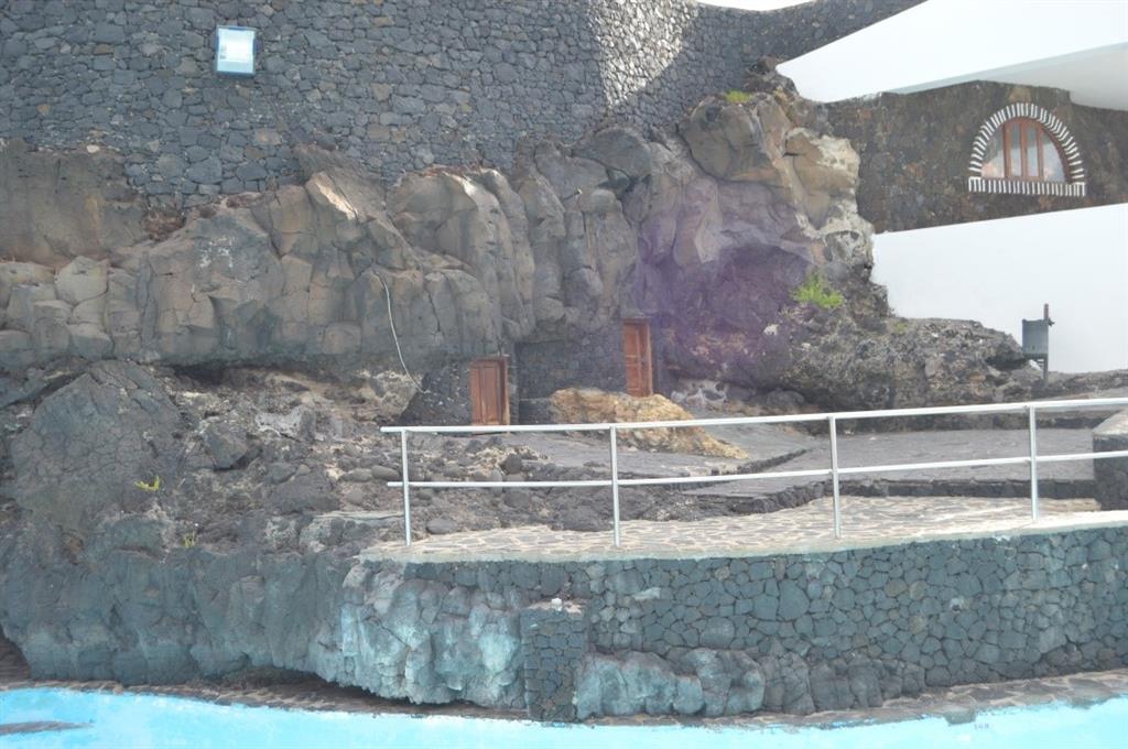 Complejo de piscinas de la Caleta. Una colada basáltica de tipo “aa” se mueve sobre la parte sumergida de la paleoplaya formando lavas almohadilladas e hialoclastitas