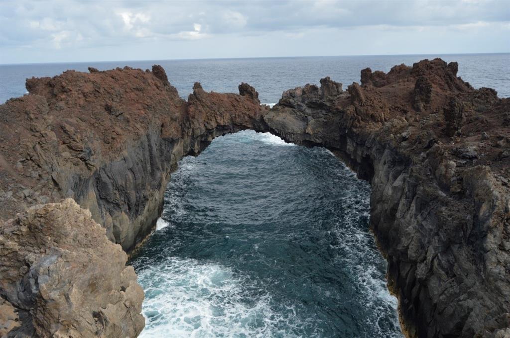 Pequeño arco de piedra. El posterior colapso parcial de túneles como el de la Fotografía 3, da lugar a fisuras perpendiculares a la costa