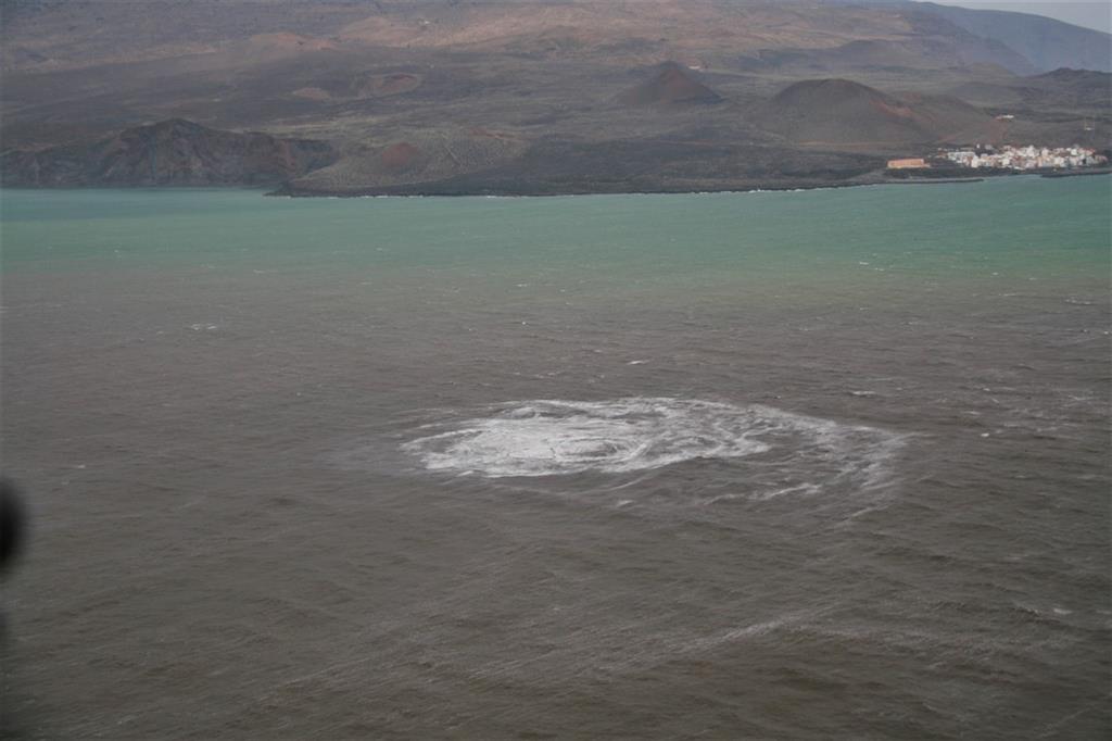 Decoloración del mar y burbujeo del agua durante el día 17 de octubre de 2011. La Restinga es la localidad situada a la derecha de la imagen