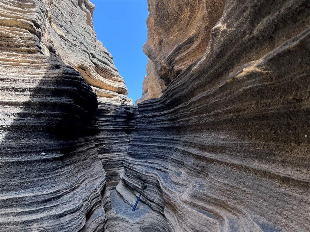 Espectacular encajamiento sobre le flanco sureste de Montaña Blanca visto desde dentro de una de las numerosas barranqueras desarrolladas 