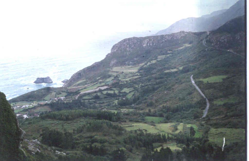 Panorámica de los deslizamiento de la zona de San Andrés de Teixido desde el mirador del "Campo dos Carris".