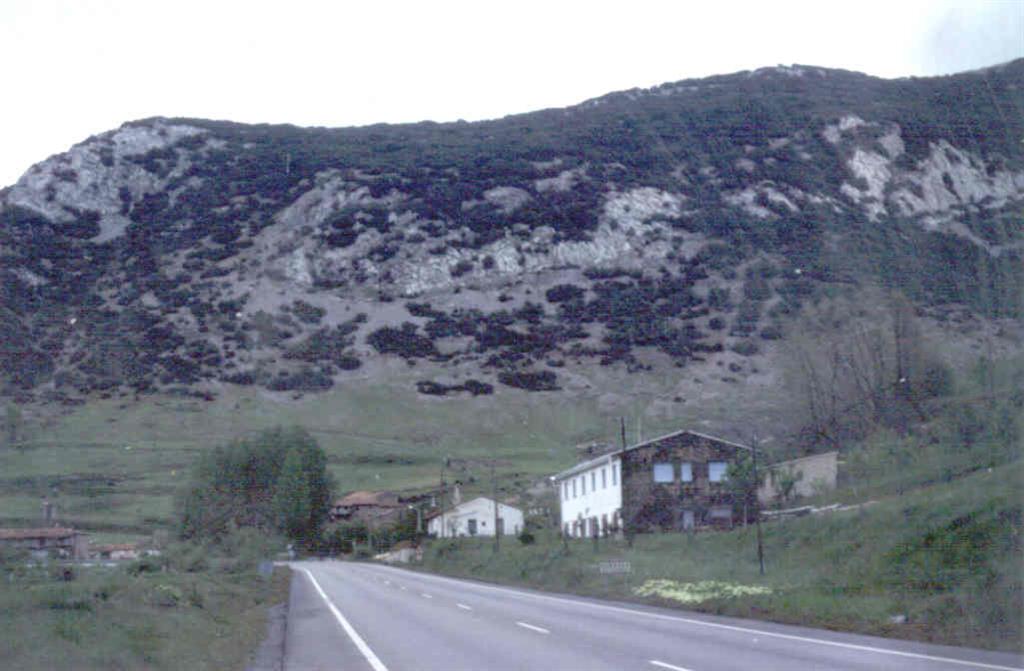 Huergas de Gordón: Al fondo "Caliza de Santa Lucía", en el valle "Pizarras de Huergas".