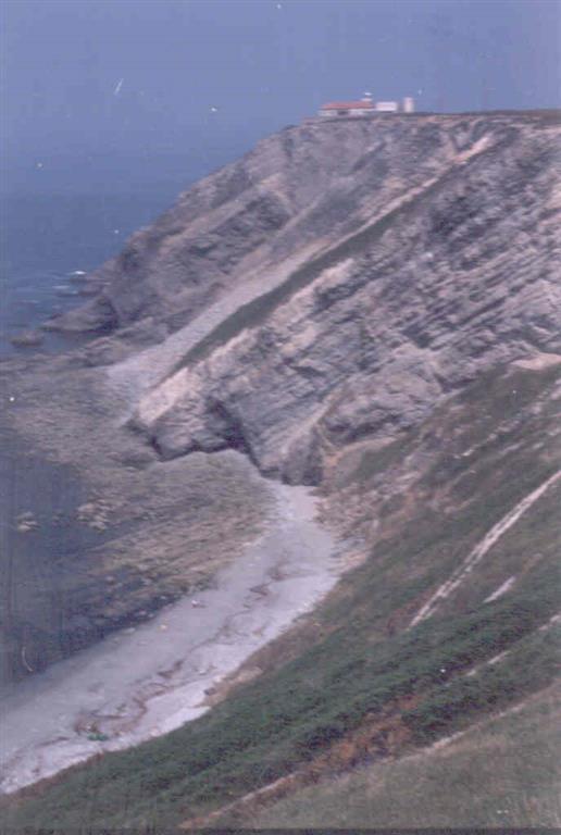 Faro y rasa del Cabo Vidio. Playa de la Doria. Acantilado en la Formación Serie de los Cabos.
