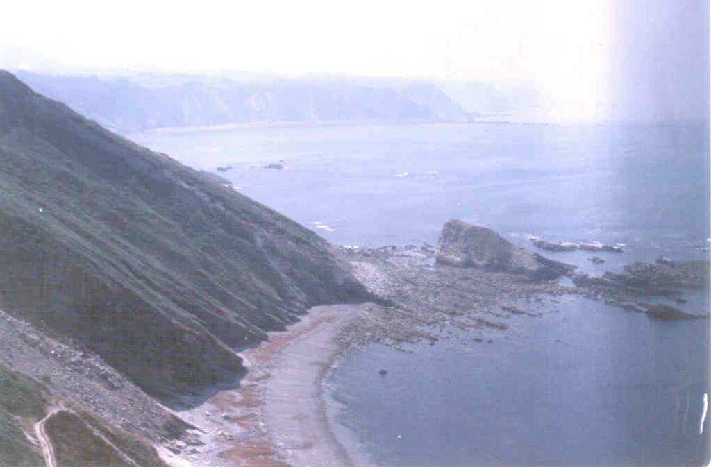 Vista desde el Cabo Vidio hacia el Oeste de la rasa y los acantilados de la costa.