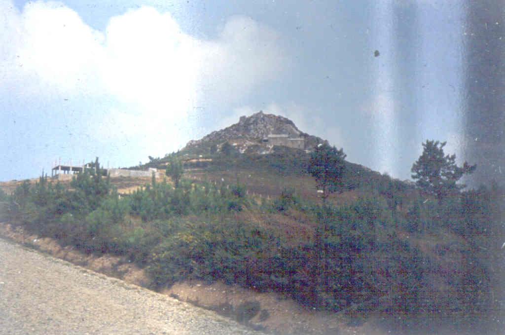 Panorámica del Pico Sacro. Con sus 530 m: es un vértice geodésico de primera magnitud. En el mismo Pico se encuentra la Ermita de San Sebastián.