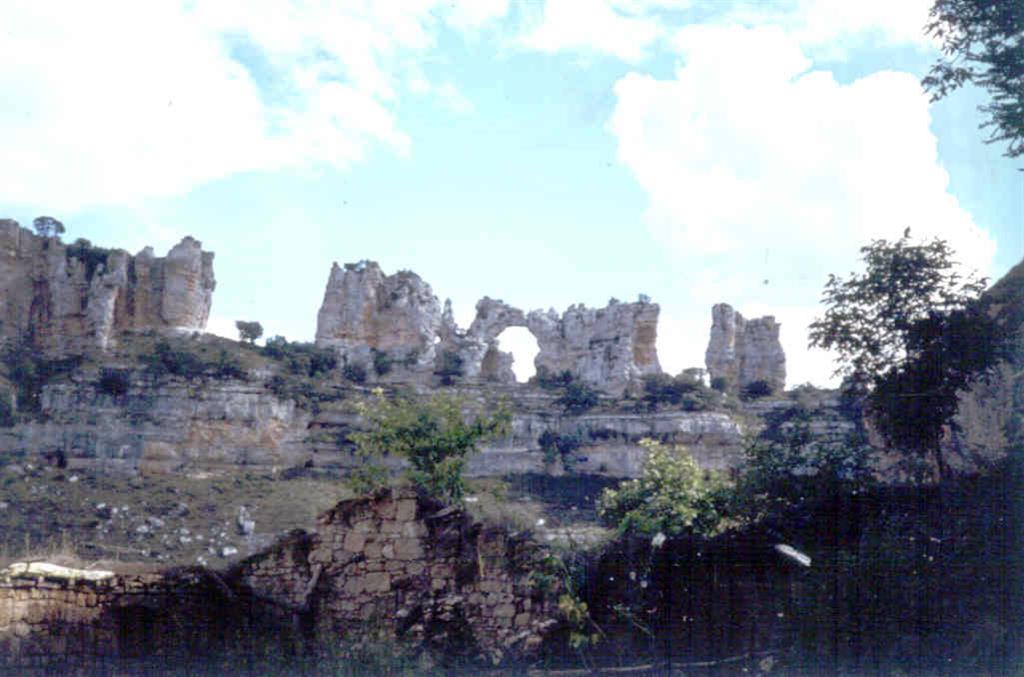 "Castillo" de Orbaneja desde el pueblo del mismo nombre.
