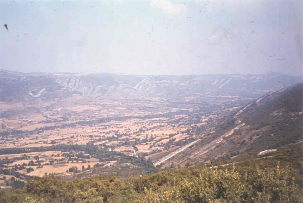 Parte oriental del Sinclinal de Valdivieso desde el Puerto de la Mazorra. El núcleo del sinclinal está ocupado pro el Eoceno-Oligoceno.