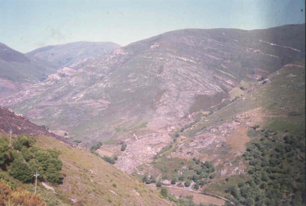 Gran sinclinal tumbado en el valle del Soldón, continuación hacia el Este de la que se observa en la carretera de Quiroga a Seoane del Caurel.