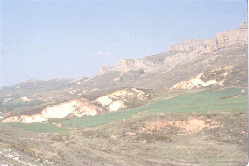 Del ángulo inferior izquierdo al superior derecho: techo de las calizas lacustres del purbeck, facies rojas del "weald", arenas de utrillas y barras del Cretácico superior.