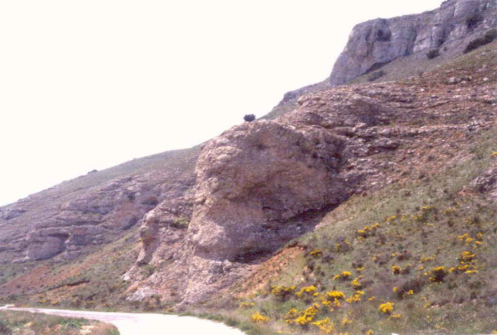 Cabalgamiento de calizas turonienses sobre los conglomerados oligocenos, a la salida de la Garganta del río Paraíso.