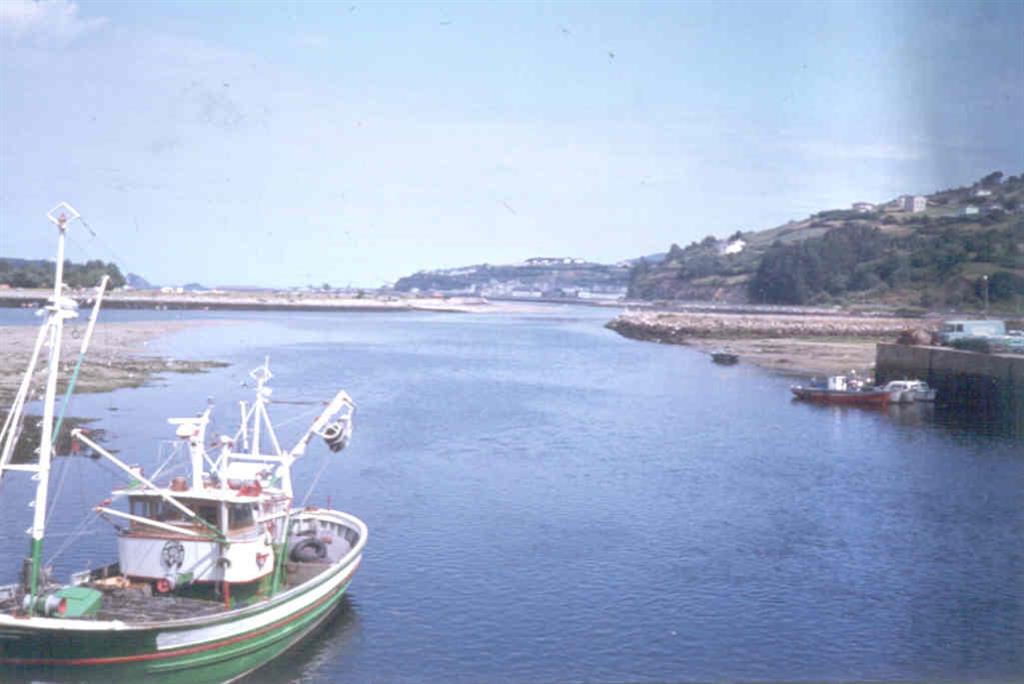Ría, de origen gallego, hace referencia a un valle fluvial invadido por el mar. En el caso de Viveiro la ría fluvial está delimitada por direcciones tectónicas. Foto tomada en 1983.