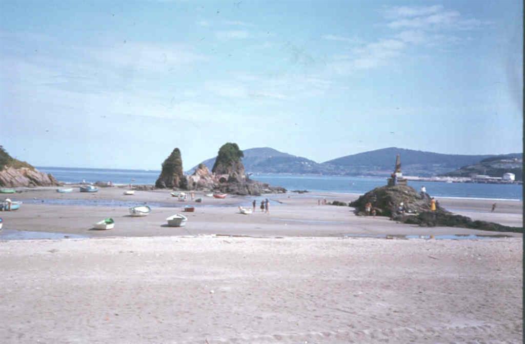 Retazos silúricos en el extremo Oeste de la playa de Covas. La punta más occidental en Ordovícico. Foto tomada en 1983.