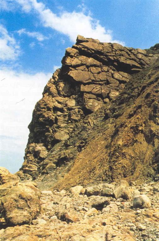Pillow-lavas de Meñacox. Se observa la base del depósito de lavas. Estos materiales sobresalen del acantilado por su mayor resistencia a los agentes erosivos. (Foto: Diputación Foral de Vizcaya - LURGINTZA)