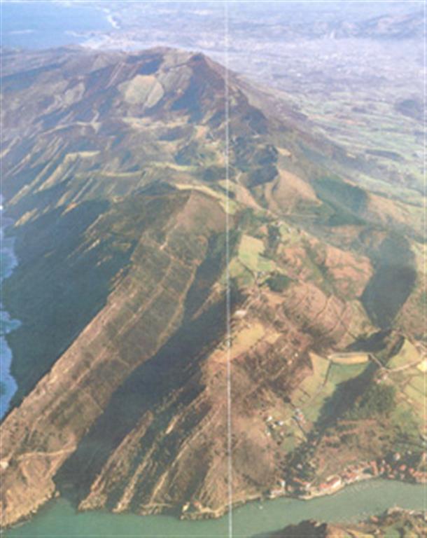 Vista del macizo de Jaizkibel. Destacan las diferentes capas que lo forman. (Foto: Diputación Foral de Guipúzcoa - C.G.S., S.A.)
