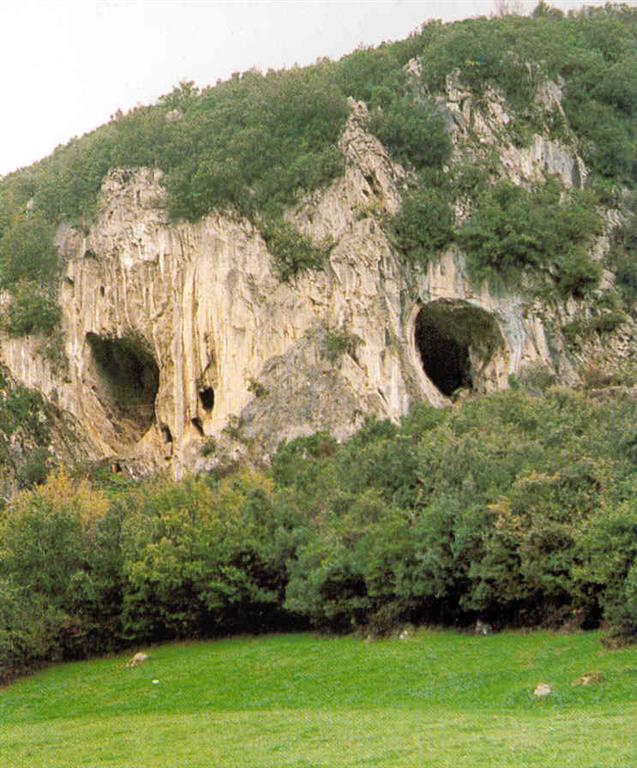 Aspecto de la Cueva de Ventalaperra mostrando las entradas "A" a la derecha y "C" a la izquierda. En esta última aparecen interesantes grabados prehistóricos. (Foto: Diputación Foral de Vizcaya - LURGINTZA)