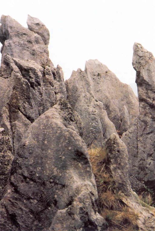 Karst en agujas de Peñas Blancas, mostrando la morfología del lapiaz en torres cónicas aisladas. (Foto: Diputación Foral de Vizcaya - LURGINTZA)