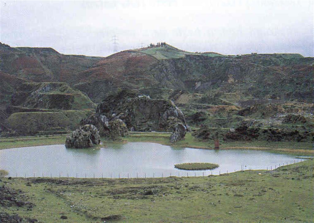 Otro aspecto de los lagos. Los relieves calizos han permanecido al ser retirado el mineral de hierro que los enterraba. (Foto: Diputación Foral de Vizcaya - LURGINTZA)