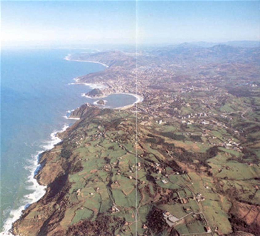 Estado actual de la Bahía de La Concha (San Sebastian). Monte Urgul (Tómbolo) y Río Urumea. (Foto: Diputación Foral de Guipúzcoa - C.G.S., S.A.)