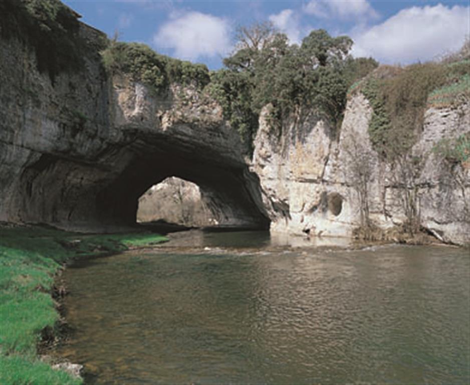 Puentedey. Su gran puente natural, de unos 15 m. de alto, fue una antigua cavidad kárstica ensanchada por el río Nela en los potentes bancos calizos, del Turoniense-Coniaciense. (Foto: ENRESA-R. Nuche del Rivero).