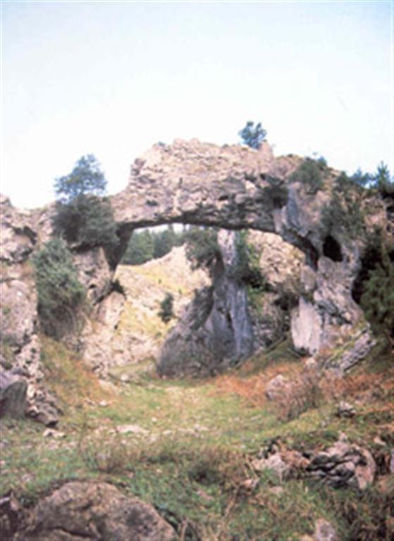 Puente de Jentilzubi. Este arco es un fragmento de una antigua galería desaparecida al avanzar la erosión. (Foto: Diputación Foral de Vizcaya - LURGINTZA)
